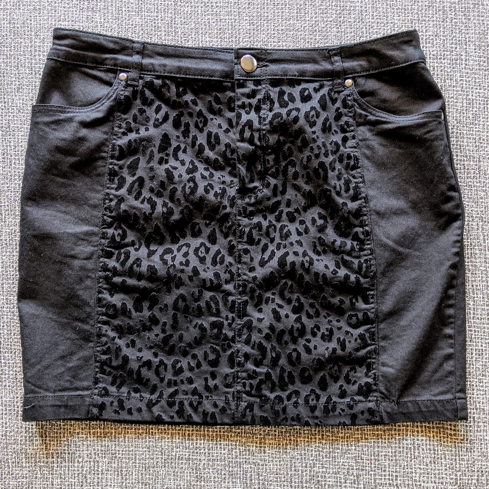 Black leopard print mini skirt